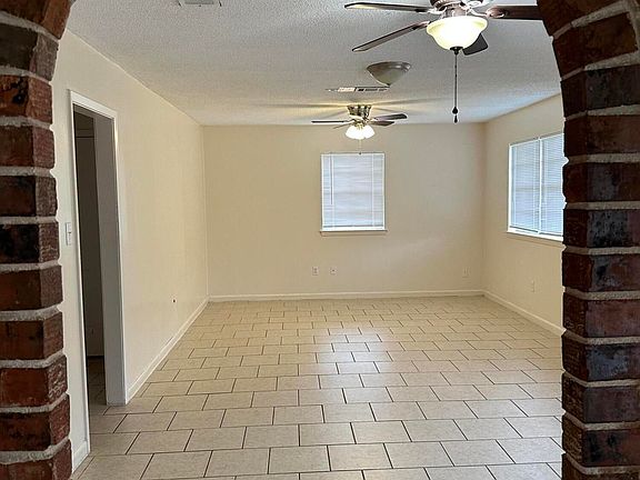 3rd image of 2863 Garden Dale Ave