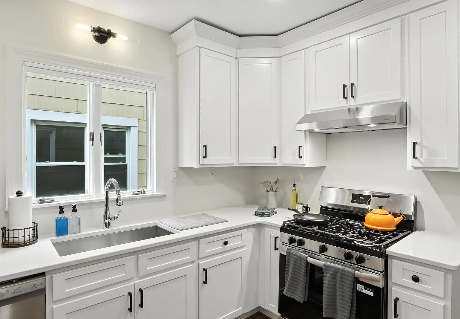 3 bed, 1.0 bath, $3,700 — Photo 2