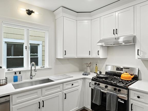 2nd image of 140 Commonwealth Ave