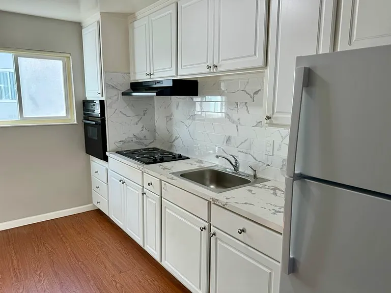 2070 Latham St #2 — Photo 2