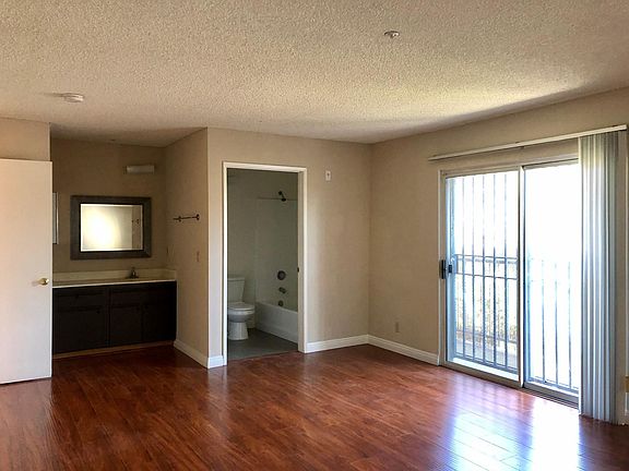 4th image of 4664 Maplewood Ave #104
