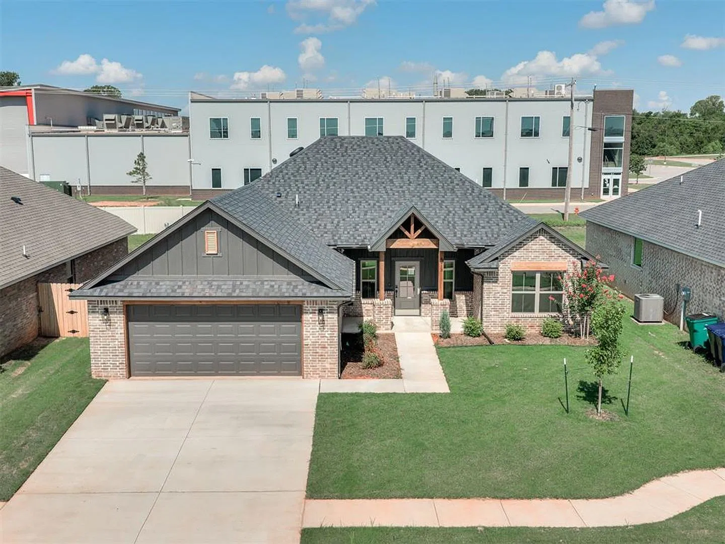 Brand New Home In Mustang! — Photo 2