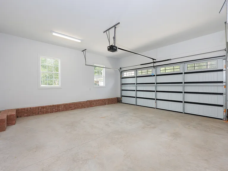 518 Woods Dr — Photo 2