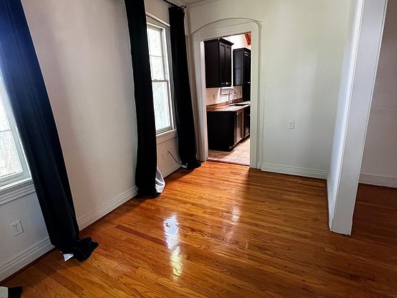 3rd image of 6 Beverly Garden Dr