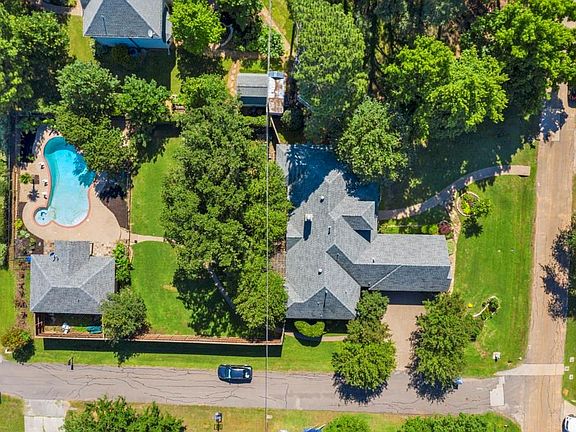 2nd image of 4020 Holly Ln