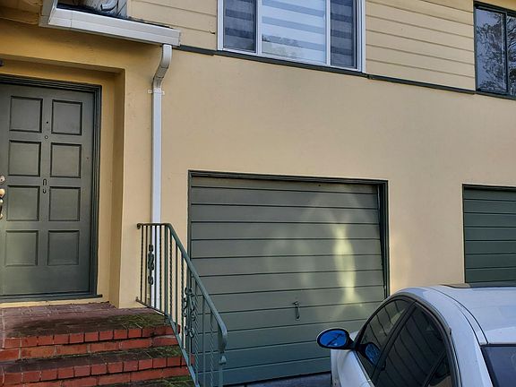 Garage door / Parking