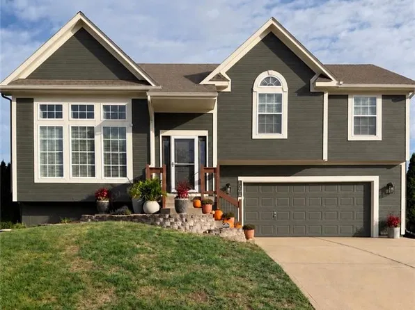 1204 N 4th St E, Louisburg, KS 66053