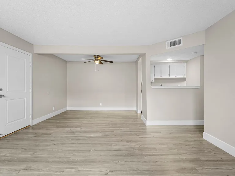 Sherwood Forest Apartments — Photo 9
