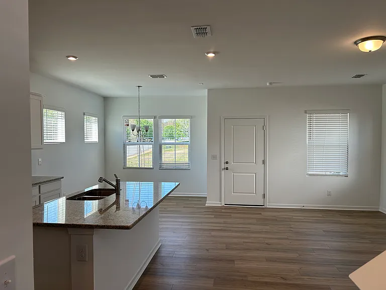 502 Amhurst St SW — Photo 6