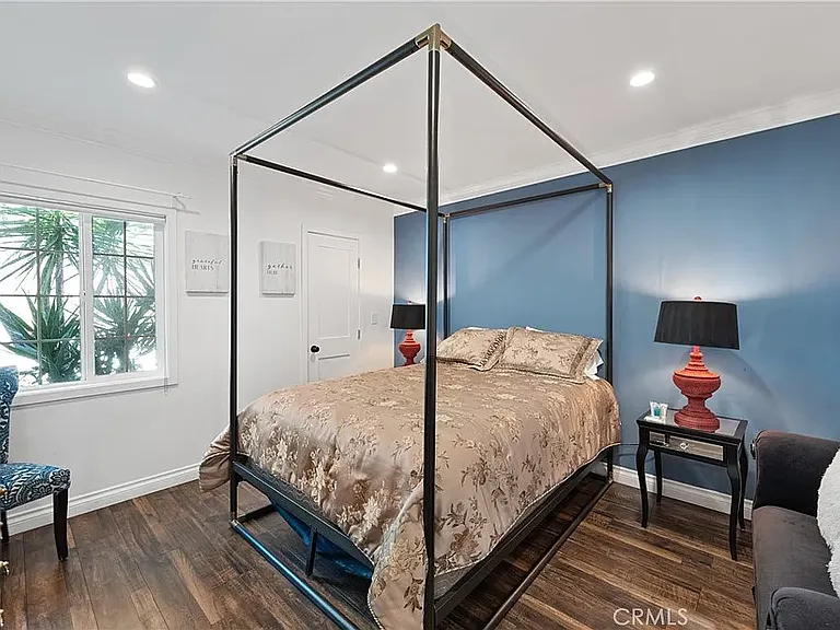 20852 Kittridge St — Photo 31