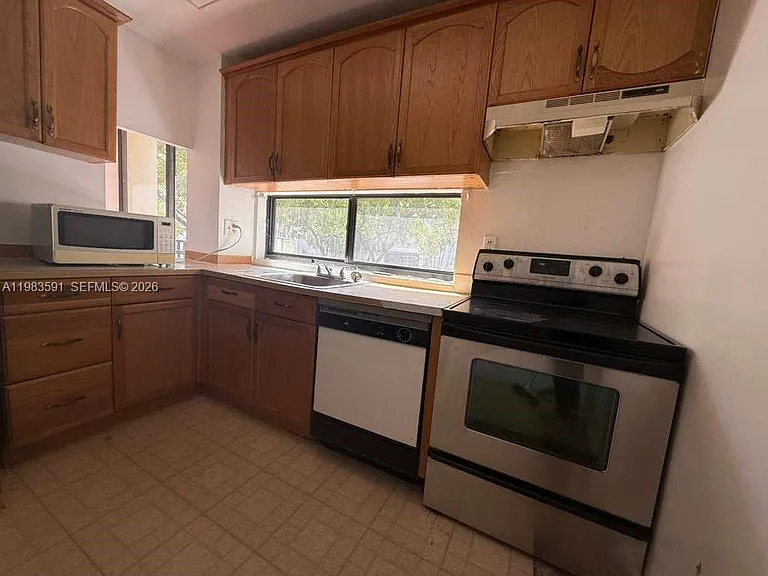 16909 N Bay Rd #211 — Photo 6