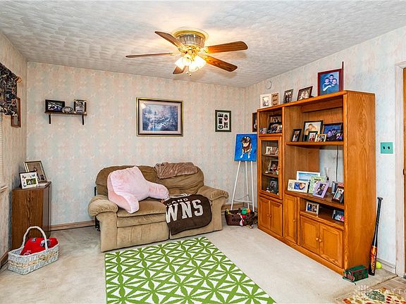 4th image of 220 Whitehorn Dr