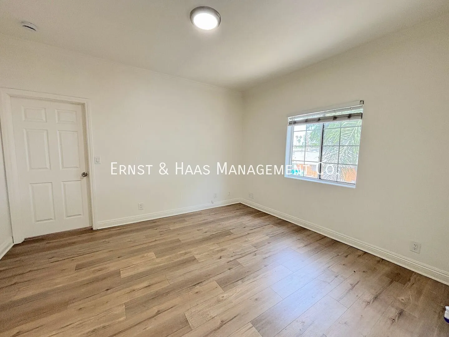 Beautiful 4-Bedroom, 2-Bathroom Apartment in Prime Long Beach! — Photo 2