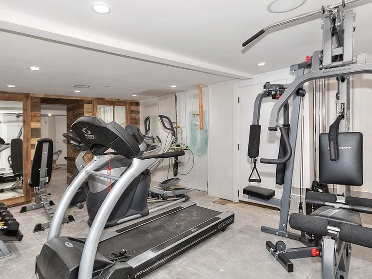 230 Schaefer St #1R — Photo 10