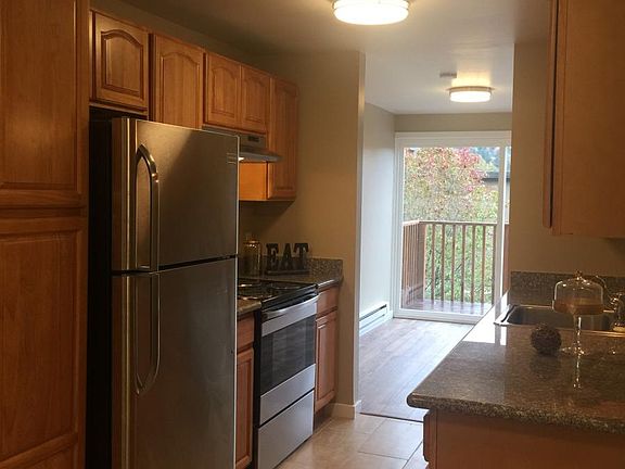 3rd image of 520 Bellevue Way SE