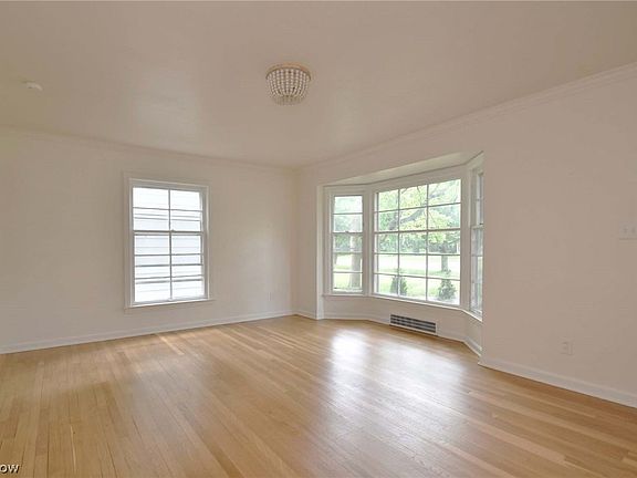4th image of 18977 Chagrin Blvd