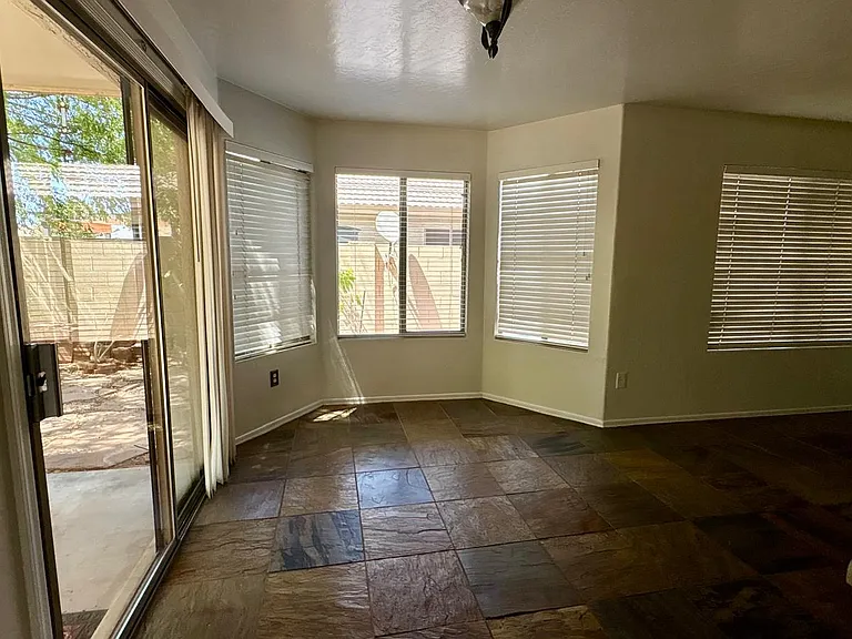 326 N Pioneer St — Photo 10