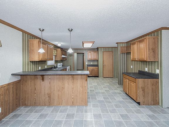 5th image of 401 Louis Dr