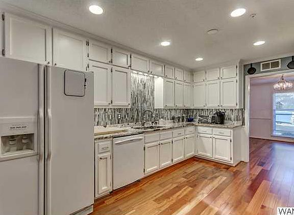 3rd image of 4908 Woodland Forrest Dr
