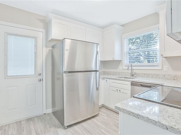 4th image of 891 Carlton Dr SE