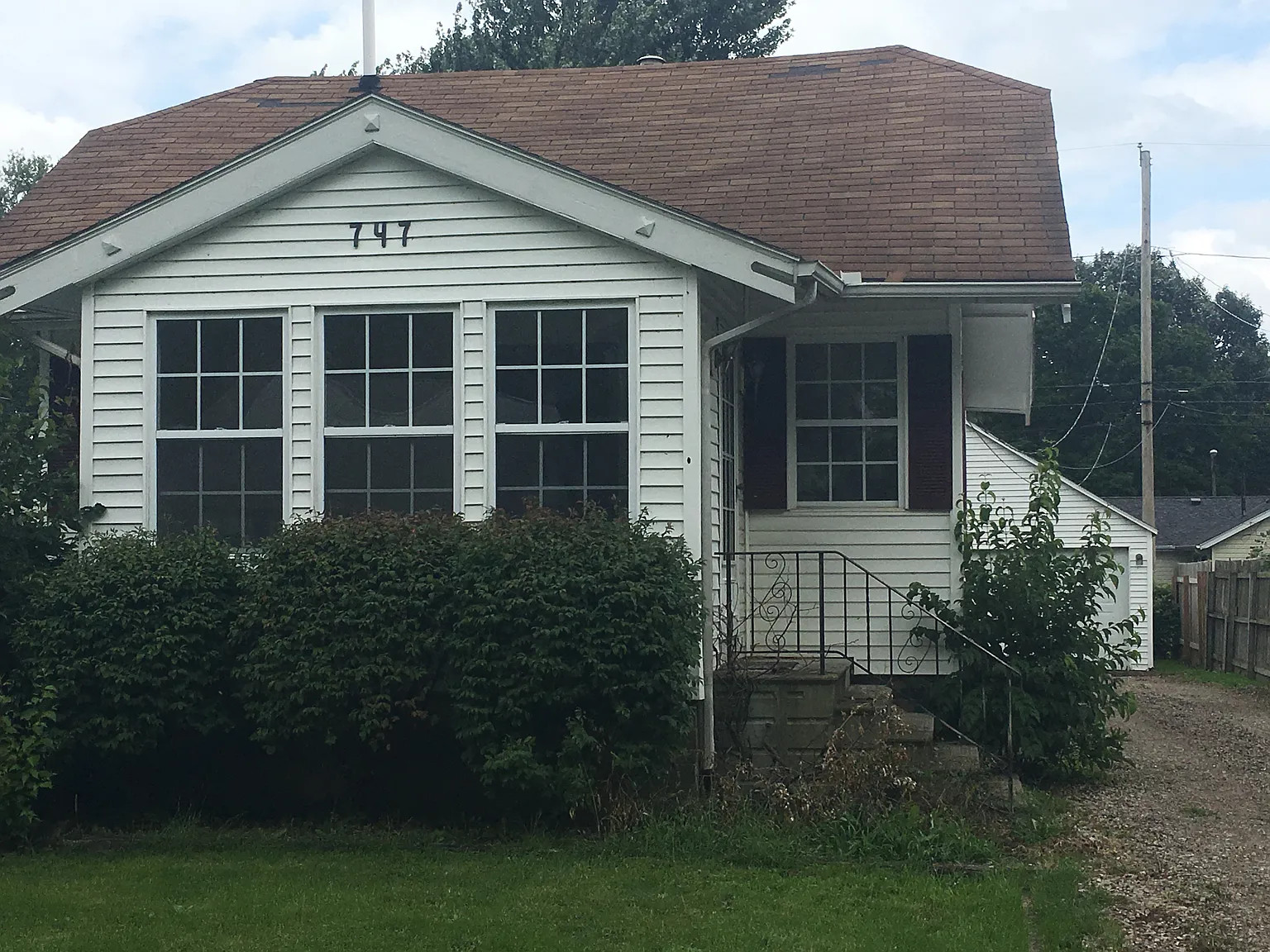747 Roberts St photo 1