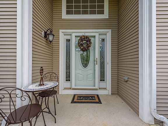 2nd image of 6 Crown Cir