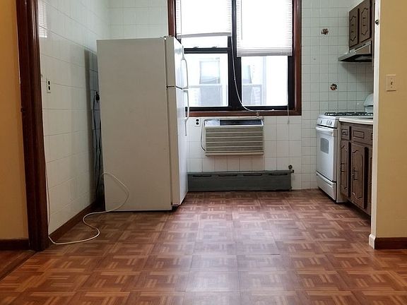 3rd image of 2560 42nd St APT 3F