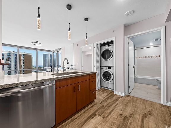 4th image of 555 South St #1401