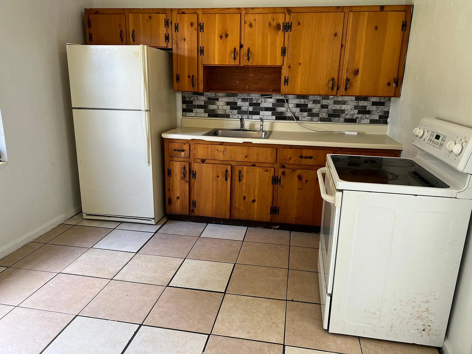 827 Edgewater Cir — Photo 1