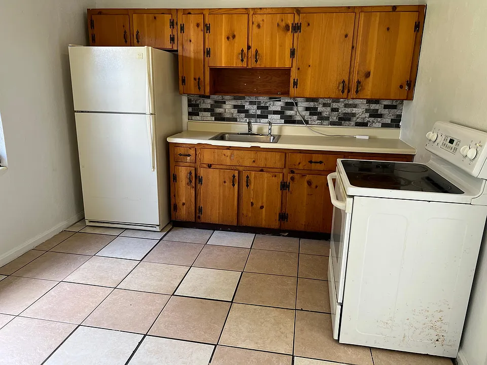 827 Edgewater Cir