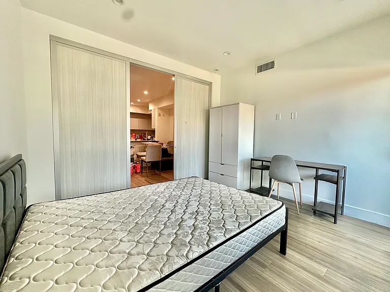 1515 Colby Ave — Photo 33