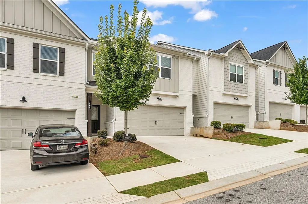 3 bed, 2.5 bath, 2306 sqft, $2,650 — Photo 3