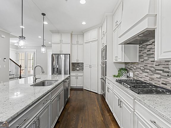 5th image of 190 Fowler St
