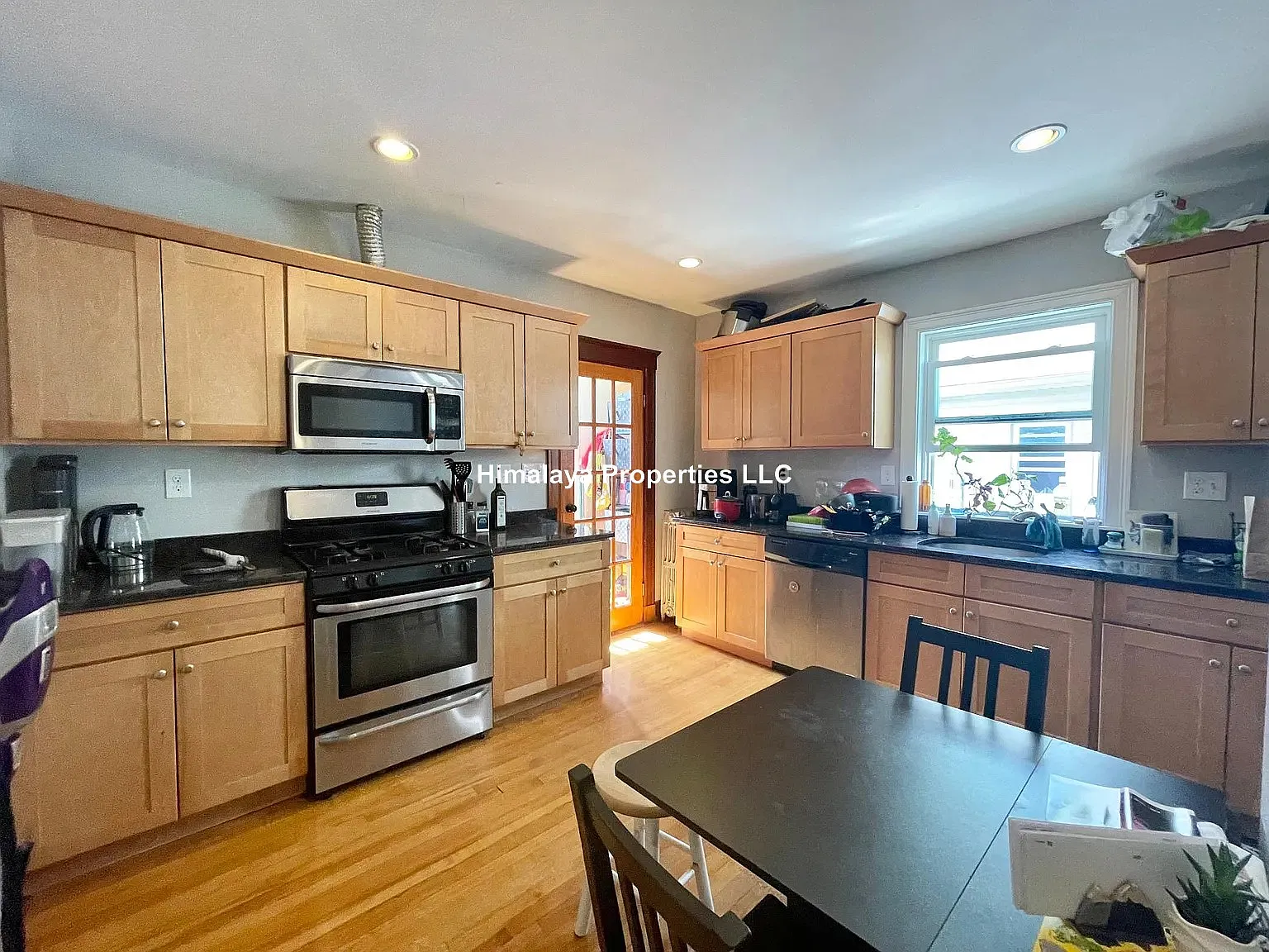 6 bed, 9999 sqft, $8,200 — Photo 4