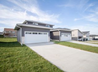 1501 Applewood Dr, Fairfax, IA 52228