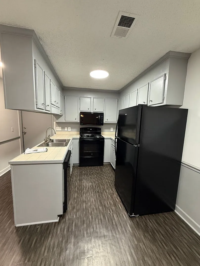 Stonehenge Apartments — Photo 3