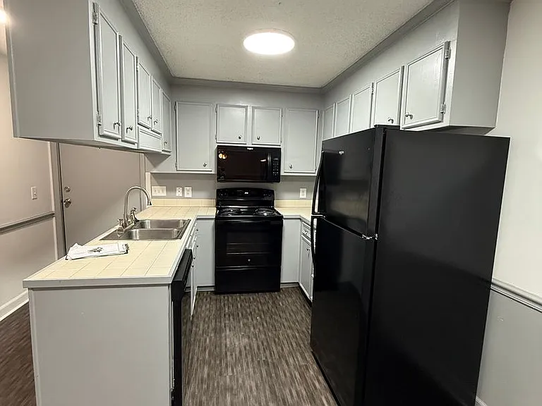 Stonehenge Apartments — Photo 2