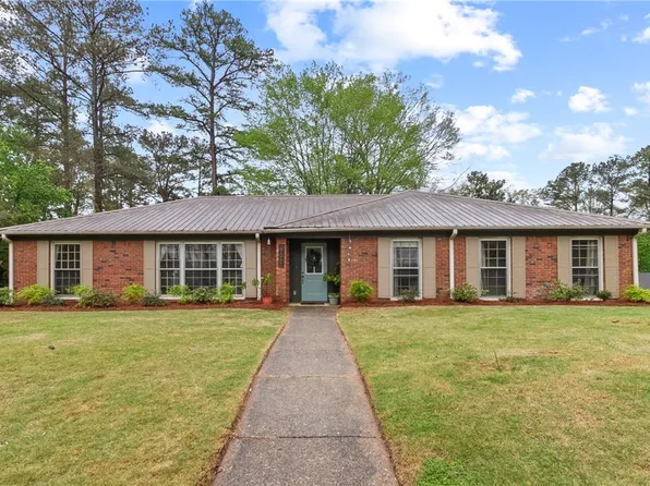 605 Innsbruck Ct, Northport, AL 35473