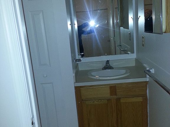 2nd bath sink area