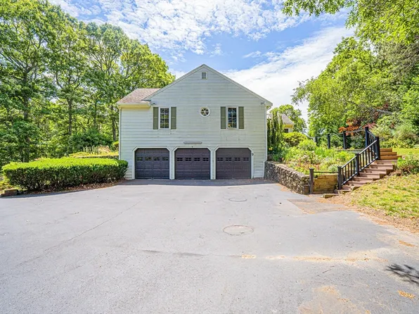 9 Wingfoot Dr, Yarmouth Port, MA 02675
