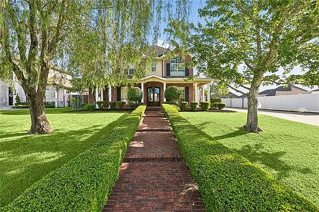 4 bed, 4.0 bath, 2520 sqft, $3,400 — Photo 2