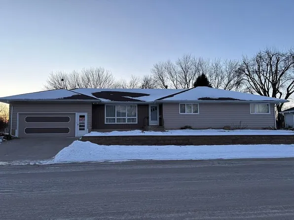 708 3rd St SE, Dyersville, IA 52040