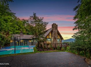 1520 Garrett Ln, Gatlinburg, TN 37738