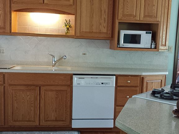 3rd image of 250 Evergreen Ln