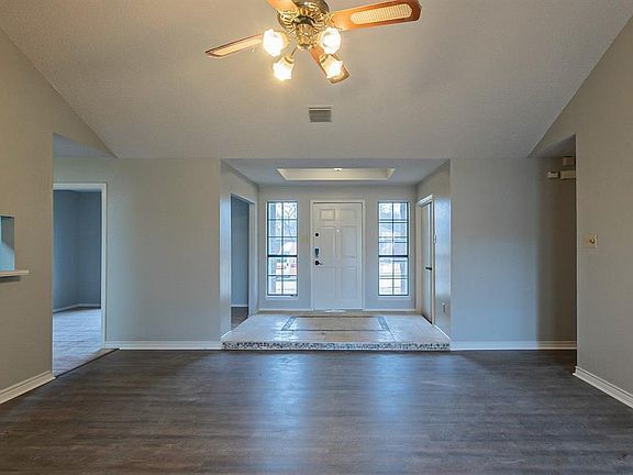 2nd image of 921 Sandhurst Dr