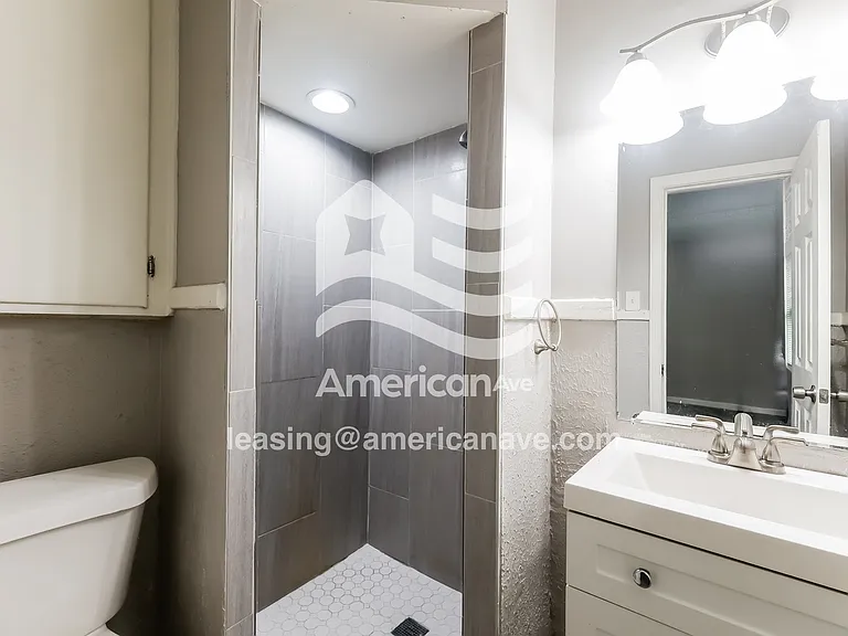 611565_011_bathroom_13.jpg