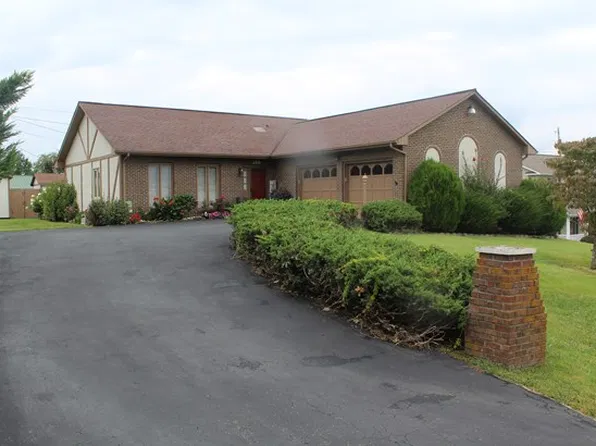 266 East St, Pounding Mill, VA 24637