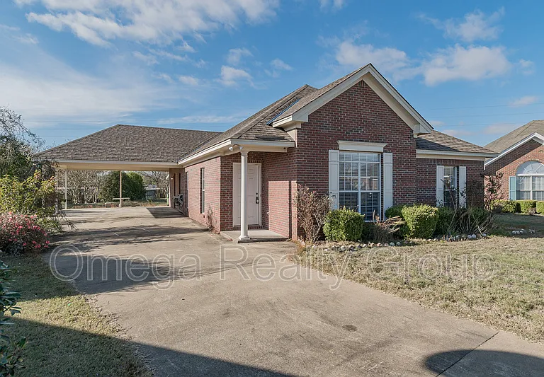 521 McGregor Ct — Photo 2