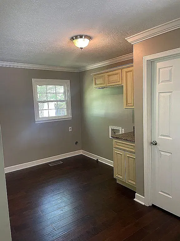 4 bed, 2233 sqft, $1,900 — Photo 3