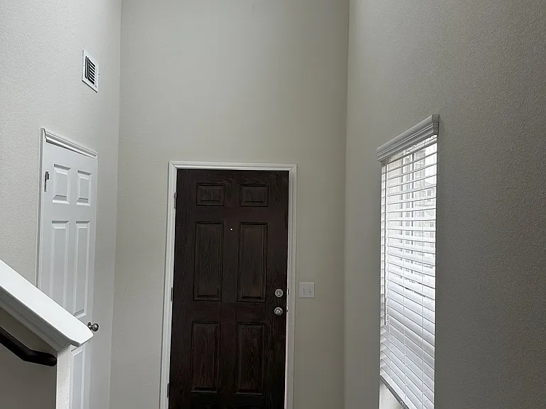 320 Glenwick Ln — Photo 4